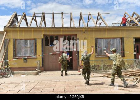 Hrusky, République tchèque. 1er juillet 2021. Les gens nettoient les débris le 1er juillet 2021, dans le village de Hrusky, district de Breclav, République tchèque. Une tornade a frappé le village le 24 juin. Crédit: Vaclav Salek/CTK photo/Alay Live News Banque D'Images