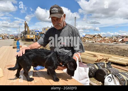 Hrusky, République tchèque. 1er juillet 2021. Un homme avec un chien est vu le 1er juillet 2021, dans le village de Hrusky, district de Breclav, République Tchèque. Une tornade a frappé le village le 24 juin. Crédit: Vaclav Salek/CTK photo/Alay Live News Banque D'Images