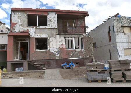 Hrusky, République tchèque. 1er juillet 2021. Une maison endommagée est vue le 1er juillet 2021, dans le village de Hrusky, district de Breclav, République Tchèque. Une tornade a frappé le village le 24 juin. Crédit: Vaclav Salek/CTK photo/Alay Live News Banque D'Images