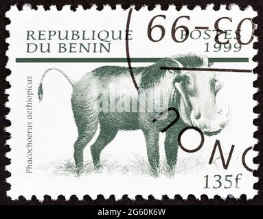 BÉNIN - VERS 1999 : un timbre imprimé au Bénin à partir du numéro « mammifères » montre Desert Warthog (Phacochoerus aethiopicus), vers 1999. Banque D'Images