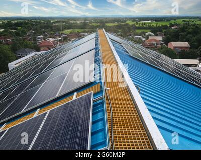 Panneaux solaires sur le toit ou panneaux photovoltaïques devant dans la zone communautaire, énergie solaire, photo de smartphone Banque D'Images
