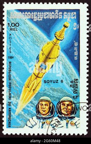 KAMPUCHEA - VERS 1984 : un timbre imprimé à Kampuchea dans le numéro de 'étude d'espace' montre Soyuz 6 et cosmonautes, vers 1984. Banque D'Images