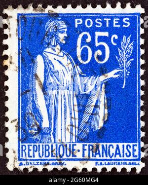 FRANCE - VERS 1937 : un timbre imprimé en France montre l'allégorie de la paix, vers 1937. Banque D'Images