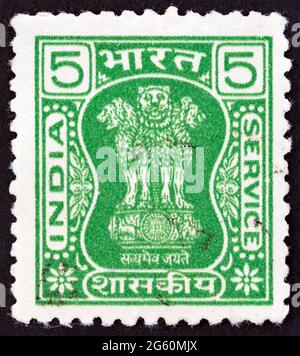 INDE - VERS 1967: Un timbre imprimé en Inde montre quatre lions indiens capitale du pilier Ashoka, vers 1967. Banque D'Images