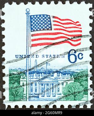 États-Unis - VERS 1968 : un timbre imprimé aux États-Unis à partir de l'émission « Flag » montre le drapeau américain et la Maison Blanche, vers 1968. Banque D'Images