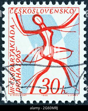 TCHÉCOSLOVAQUIE - VERS 1965 : un timbre imprimé en Tchécoslovaquie pour les 3e Jeux nationaux de Spartaciste montre Dancing Girl, vers 1965. Banque D'Images