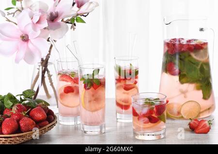 Cocktail d'été aux fraises ou limonade au basilic. Boisson fraîche et fraîche bio avec baies mûres dans un verre Banque D'Images