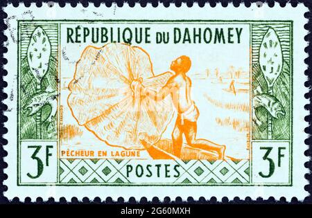 DAHOMEY - VERS 1961 : un timbre imprimé à Dahomey dans le numéro « Artisan » montre le filet de coulée du pêcheur, vers 1961. Banque D'Images