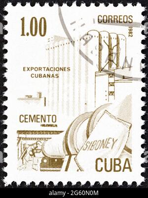 CUBA - VERS 1982: Un timbre imprimé à Cuba à partir du numéro "exportations" montre du ciment, vers 1982. Banque D'Images