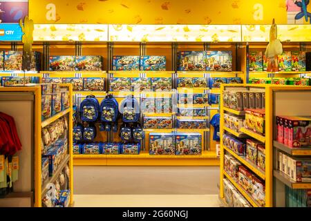 Goshen, NY - avril 24 2021 : collection de jouets faits de briques Lego à l'intérieur du magasin. Thème LEGO Banque D'Images