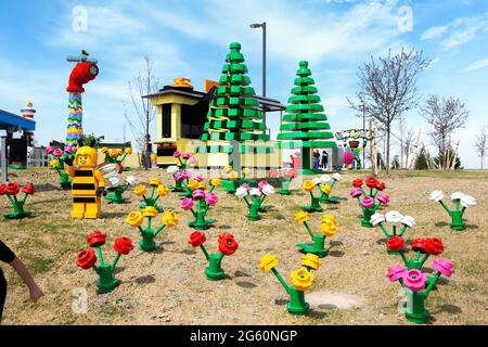 Goshen, NY - avril 24 2021 : fleurs et arbres colorés construits à partir de briques LEGO au Legoland New York Resort Banque D'Images