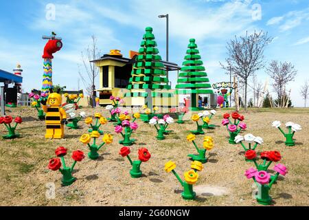 Goshen, NY - avril 24 2021 : fleurs et arbres colorés construits à partir de briques LEGO au Legoland New York Resort Banque D'Images