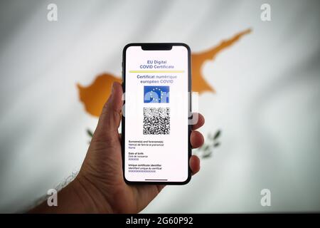 Varsovie, PL. 1er juillet 2021. Un certificat COVID de l'UE est vu sur un appareil mobile avec le drapeau de Cypru dans le fond dans cette illusstar photo à Varsovie, Pologne, le 1er juillet 2021. Le certificat COVID de l'UE, document sous forme numérique ou analogique qui permet aux personnes pleinement vaccinées de voyager dans les 27 États membres de l'UE, est devenu avaialbe depuis le 1er juillet. (Photo de Jaap Arriens/Sipa USA) crédit: SIPA USA/Alay Live News Banque D'Images
