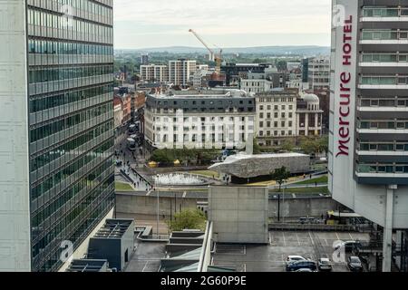 Manchester, Royaume-Uni. 1er juillet 2021. Vue Ariel de la Sculpture. « Big Ben couché » est dévoilé dans les jardins de Piccadilly pour l'ouverture du festival international de Manchester. L'œuvre est la première œuvre commandée pour Marta Minujin au Royaume-Uni. La sculpture représente Big Ben avec la façade extérieure couverte de livres politiques. Les livres seront disponibles à la fin du festival. Crédit : SOPA Images Limited/Alamy Live News Banque D'Images