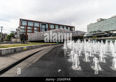 Manchester, Royaume-Uni. 1er juillet 2021. Les fontaines sont vues à côté de la sculpture. « Big Ben couché » est dévoilé dans les jardins de Piccadilly pour l'ouverture du festival international de Manchester. L'œuvre est la première œuvre commandée pour Marta Minujin au Royaume-Uni. La sculpture représente Big Ben avec la façade extérieure couverte de livres politiques. Les livres seront disponibles à la fin du festival. Crédit : SOPA Images Limited/Alamy Live News Banque D'Images