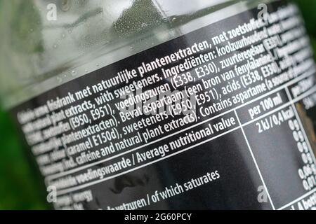 Gros plan de la liste des ingrédients de la boisson zéro sucre Pepsi Max montrant les numéros E. Pour additifs alimentaires, boissons non alcoolisées, E150d, E950, E951, E338, E330, E331. Banque D'Images