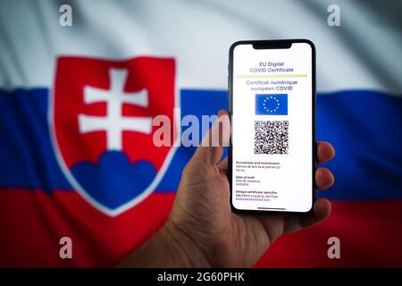 Varsovie, PL. 1er juillet 2021. Un certificat COVID de l'UE est vu sur un appareil mobile avec un drapeau slovaque dans le fond de cette illustre photo à Varsovie, en Pologne, le 1er juillet 2021. Le certificat COVID de l'UE, document sous forme numérique ou analogique qui permet aux personnes pleinement vaccinées de voyager dans les 27 États membres de l'UE, est devenu avaialbe depuis le 1er juillet. (Photo de Jaap Arriens/Sipa USA) crédit: SIPA USA/Alay Live News Banque D'Images