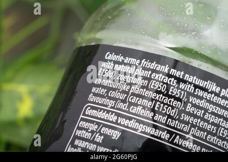 Gros plan de la liste des ingrédients de la boisson zéro sucre Pepsi Max montrant les numéros E. Pour additifs alimentaires, boissons non alcoolisées, E150d, E950, E951, E338, E330, E331. Banque D'Images