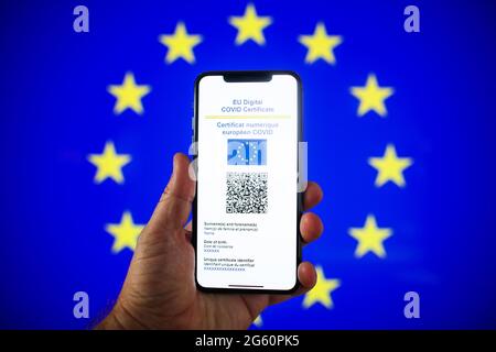 Varsovie, PL. 1er juillet 2021. Un certificat COVID de l'UE est vu sur un appareil mobile avec un drapeau de l'UE en arrière-plan dans cette illustre photo à Varsovie, en Pologne, le 1er juillet 2021. Le certificat COVID de l'UE, document sous forme numérique ou analogique qui permet aux personnes pleinement vaccinées de voyager dans les 27 États membres de l'UE, est devenu avaialbe depuis le 1er juillet. (Photo de Jaap Arriens/Sipa USA) crédit: SIPA USA/Alay Live News Banque D'Images