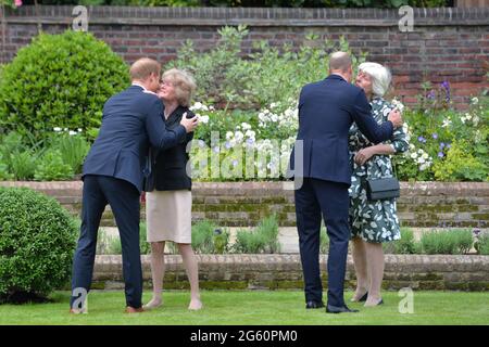 Le duc de Sussex (à gauche) et le duc de Cambridge (deuxième à droite) saluent leurs tantes Lady Sarah McCorquodale (deuxième à gauche) et Lady Jane Fellowes (à droite) avant le dévoilement d'une statue qu'ils ont commandée de leur mère Diana, princesse de Galles, dans le jardin en contrebas de Kensington Palace, Londres, sur ce qui aurait été son 60ème anniversaire. Date de la photo : jeudi 1er juillet 2021. Banque D'Images