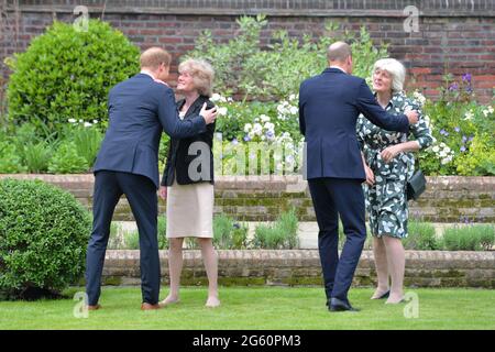 Le duc de Sussex (à gauche) et le duc de Cambridge (deuxième à droite) saluent leurs tantes Lady Sarah McCorquodale (deuxième à gauche) et Lady Jane Fellowes (à droite) avant le dévoilement d'une statue qu'ils ont commandée de leur mère Diana, princesse de Galles, dans le jardin en contrebas de Kensington Palace, Londres, sur ce qui aurait été son 60ème anniversaire. Date de la photo : jeudi 1er juillet 2021. Banque D'Images