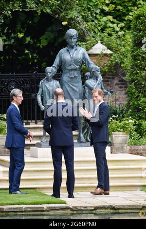 (De gauche à droite) le sculpteur Ian Rank-Broadley, le duc de Cambridge et le duc de Sussex après le dévoilement d'une statue qu'ils ont commandée de leur mère Diana, la princesse de Galles, dans le jardin submergé du Palais de Kensington, à Londres, à l'occasion de ce qui aurait été son 60e anniversaire. Date de la photo : jeudi 1er juillet 2021. Banque D'Images