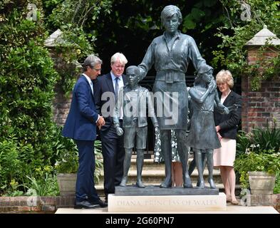 Le sculpteur Ian Rank-Broadley, Earl Spencer et Lady Sarah McCorquodale après le dévoilement d'une statue de Diana, princesse de Galles, dans le jardin submergé du Palais de Kensington, Londres, à l'occasion de ce qui aurait été son 60e anniversaire. Date de la photo : jeudi 1er juillet 2021. Banque D'Images