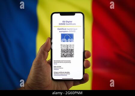 Varsovie, PL. 1er juillet 2021. Un certificat COVID de l'UE est vu sur un appareil mobile avec un drapeau roumain en arrière-plan dans cette illustre photo à Varsovie, en Pologne, le 1er juillet 2021. Le certificat COVID de l'UE, document sous forme numérique ou analogique qui permet aux personnes pleinement vaccinées de voyager dans les 27 États membres de l'UE, est devenu avaialbe depuis le 1er juillet. (Photo de Jaap Arriens/Sipa USA) crédit: SIPA USA/Alay Live News Banque D'Images