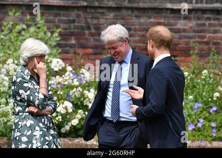 Le duc de Sussex (au centre) avec sa tante Lady Jane Fellowes et son oncle Earl Spencer, à l'occasion du dévoilement d'une statue de sa mère Diana, princesse de Galles, dans le jardin en contrebas du Palais de Kensington, Londres, à l'occasion de ce qui aurait été son 60e anniversaire. Date de la photo : jeudi 1er juillet 2021. Banque D'Images