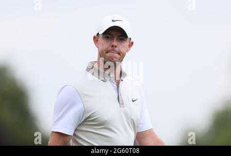 Rory McIlroy descend le 1er fairway pendant la première journée de l'Open d'Irlande duty Free de Dubaï au parcours de golf Mount Juliet Estate, Thomastown, Co Kilkenny. Date de la photo : jeudi 1er juillet 2021. Banque D'Images