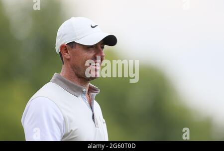 Rory McIlroy descend le 1er fairway pendant la première journée de l'Open d'Irlande duty Free de Dubaï au parcours de golf Mount Juliet Estate, Thomastown, Co Kilkenny. Date de la photo : jeudi 1er juillet 2021. Banque D'Images