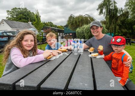 Liscarroll, Co. Cork, Irlande. 1er juillet 2021. Le sanctuaire Donkey de Liscarroll a rouvert aujourd'hui après avoir été fermé au public depuis mars 2020. Le sanctuaire était complet pour les visiteurs qui ont tous apprécié d'être avec les ânes. Au sanctuaire se trouvaient Lilly, Billy, Ciara et Leo Maune d'Askeaton, Co. Limerick. Crédit : AG News/Alay Live News Banque D'Images