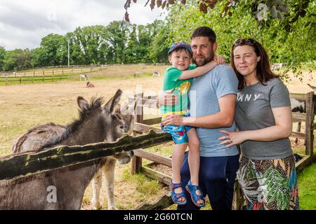 Liscarroll, Co. Cork, Irlande. 1er juillet 2021. Le sanctuaire Donkey de Liscarroll a rouvert aujourd'hui après avoir été fermé au public depuis mars 2020. Le sanctuaire était complet pour les visiteurs qui ont tous apprécié d'être avec les ânes. Josué, Patrick et Marvonne Byrne de Carlow ont profité de l'après-midi au Donkey Sanctuary. Crédit : AG News/Alay Live News Banque D'Images