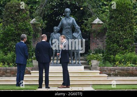 (De gauche à droite) le sculpteur Ian Rank-Broadley, le duc de Cambridge et le duc de Sussex après le dévoilement d'une statue qu'ils ont commandée de leur mère Diana, la princesse de Galles, dans le jardin submergé du Palais de Kensington, à Londres, à l'occasion de ce qui aurait été son 60e anniversaire. Date de la photo : jeudi 1er juillet 2021. Banque D'Images