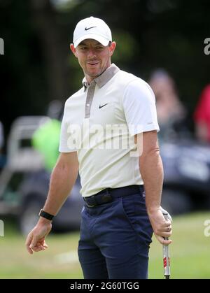 Rory McIlroy réagit sur le 1er green pendant la première journée de l'Open d'Irlande duty Free de Dubaï au parcours de golf Mount Juliet Estate, Thomastown, Co Kilkenny. Date de la photo : jeudi 1er juillet 2021. Banque D'Images