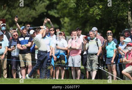 Rory McIlroy joue un deuxième tir le deuxième jour de l'Open d'Irlande duty Free de Dubaï au parcours de golf Mount Juliet Estate, Thomastown, Co Kilkenny. Date de la photo : jeudi 1er juillet 2021. Banque D'Images