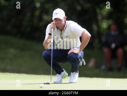 Rory McIlroy réagit sur le 2ème green pendant le premier jour de l'Open d'Irlande duty Free de Dubaï au parcours de golf Mount Juliet Estate, Thomastown, Co Kilkenny. Date de la photo : jeudi 1er juillet 2021. Banque D'Images