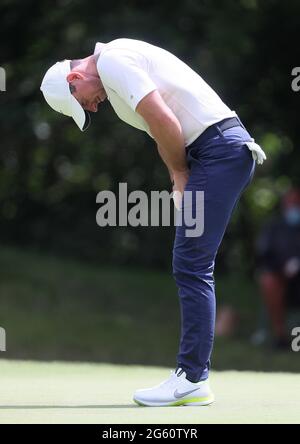 Rory McIlroy réagit après avoir fermé le 2ème green pendant la première journée du Dubai Duty Free Irish Open au parcours de golf Mount Juliet Estate, Thomastown, Co Kilkenny. Date de la photo : jeudi 1er juillet 2021. Banque D'Images