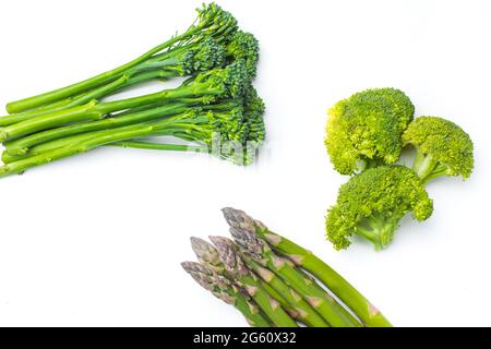 Broccolini cru à la rangée sur fond blanc Banque D'Images