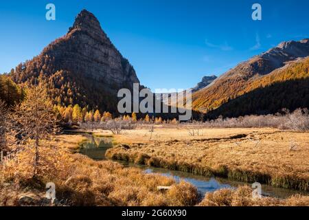 Lac des Sagnes en automne avec la Tour des Sagnes. Vallée de l'Ubaye dans le parc national du Mercantour. Alpes-de-haute-Provence, Alpes françaises, France Banque D'Images