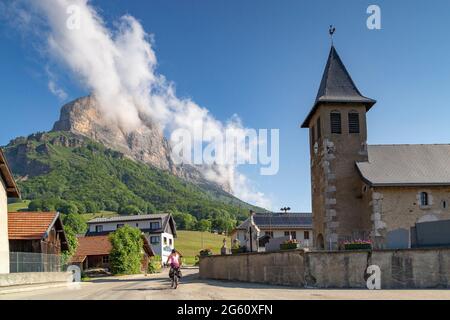 France, Isère, massif de la Chartreuse, village de Saint Pancrasse et Dent de Crolles (2062 m), vélo de voyage Banque D'Images