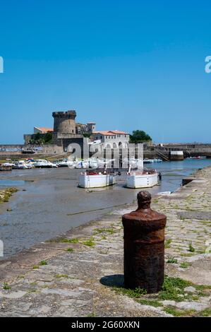 France, Pyrénées-Atlantiques (64), pays Basque, Ciboure, le port et le fort de Socoa Banque D'Images