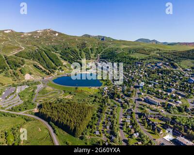 France, Puy de Dome, parc naturel régional des volcans d'Auvergne (Parc régional naturel des Volcans d'Auvergne), Besse et Saint Anastaise, Besse en Chandesse, la station de ski de Super Besse (vue aérienne) Banque D'Images