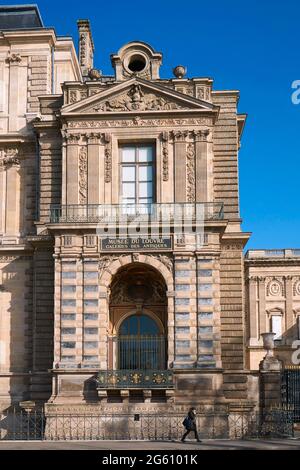 France, Paris, région classée au patrimoine mondial de l'UNESCO, Musée du Louvre, façade de la Galerie des antiquités du quai François Mitterrand Banque D'Images