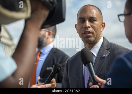 Washington, États-Unis. 1er juillet 2021. Hakeem Jeffries, démocrate - New York, est interviewé par des journalistes alors qu'il arrive aux chambres de la Chambre pour voter au Capitole des États-Unis à Washington, DC, le jeudi 1er juillet 2021. Photo de Bonnie Cash/UPI Credit: UPI/Alay Live News Banque D'Images