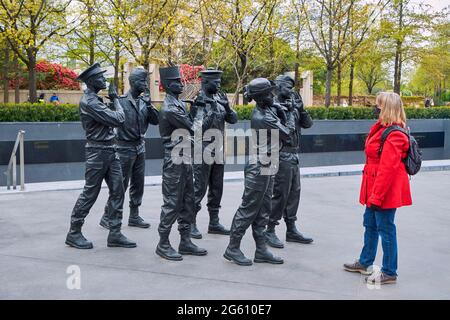 France, Paris, jardin Eugenie Malika Djendi du parc André Citroën, Mémorial de la guerre pour la France en opérations extérieures par l'artiste Stéphane Vigny Banque D'Images