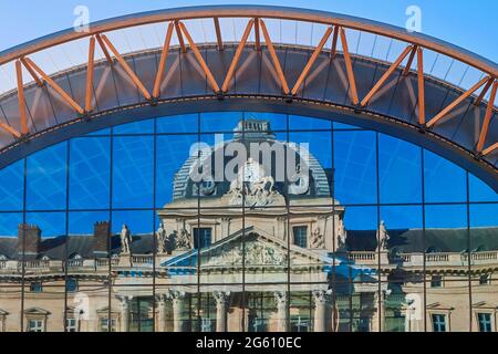 France, Paris, région classée au Patrimoine mondial par l'UNESCO, le fronton de l'Ecole militaire en réflexion dans le Grand Palais éphémère Banque D'Images