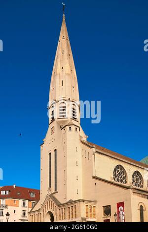 France, Paris, place du Cardinal Amette, l'église Saint Leon classée patrimoine du XXe siècle Banque D'Images