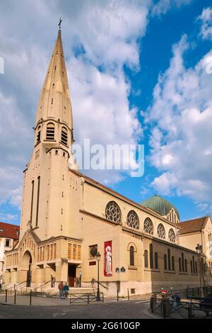 France, Paris, place du Cardinal Amette, l'église Saint Leon classée patrimoine du XXe siècle Banque D'Images