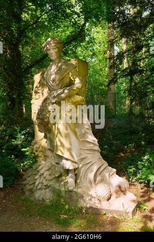 France, Paris, jardin d'Agronomie tropicale dans le Bois de Vincennes accueille les vestiges de l'exposition coloniale de 1907, les fragments du Monument à la gloire de l'expansion coloniale française ou à la Grande France Banque D'Images